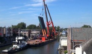 Deux grues géantes tombent et écrasent des maisons aux Pays-Bas