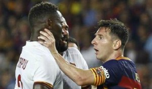 Leo Messi met un coup de tête à Mapou Yanga-Mbiwa lors de Barcelona vs AS Roma