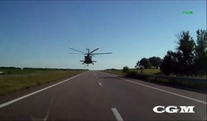 Hallucinant : Un Hélicoptère en Rase Motte au dessus de l'Autoroute