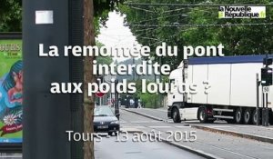 VIDEO. A Tours, des camions remontent quand même le pont de Verdun