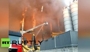 Russie : énorme incendie dans une usine de bois de Saint-Pétersbourg