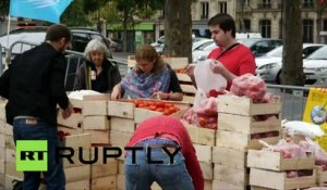 A Paris, des agriculteurs protestent contre l'embargo russe et le «racket» de la grande distribution