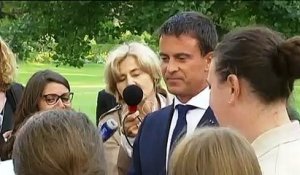 Le Premier ministre Manuel Valls forcé de se présenter aux enfants