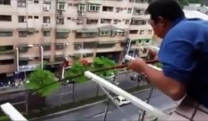Un homme pêche un poisson depuis le balcon d’un immeuble à Taïwan !