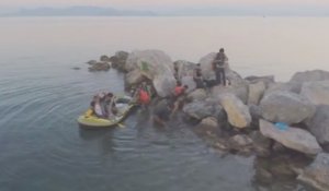 Un drone filme l'arrivée de migrants sur les côtes grecques
