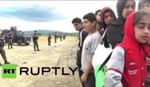 Les réfugiés bloqués par l'armée macédonienne dans une zone tampon à la frontière grecque