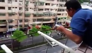 Cet homme peche et attrape un poisson depuis son balcon