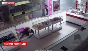 Un étrange voleur dans une bijouterie (filmé par caméra de surveillance)