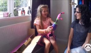 Une petite fille amputée du bras reçoit une prothèse imprimée en 3D. Magique
