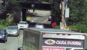 L'Enorme Crash d'un Camion sur un Pont trop Bas