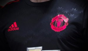 Manchester United dévoile son nouveau maillot third !