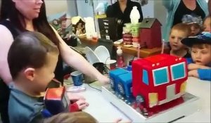 Son fils lui demande un gâteau Optimus Prime de Transformers
