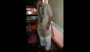 Un Pakistanais flippant réussit à faire tourner sa tête sur son dos !
