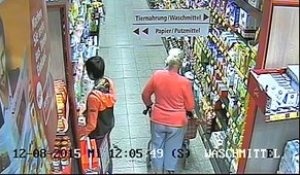 Une caméra de surveillance film un jeune pickpocket en action