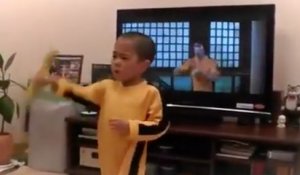 Ce petit garçon fan de nunchaku assure la relève de Bruce Lee !