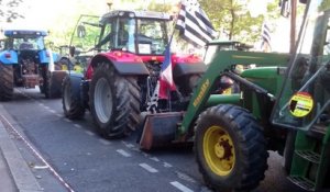Agriculteurs. Les tracteurs bretons place de la Nation