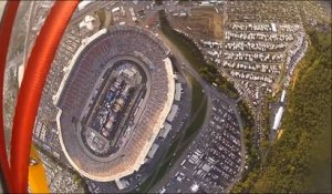 Un parachutiste atterrit dans le plus grand stade du monde... Saut en parachute impressionnant