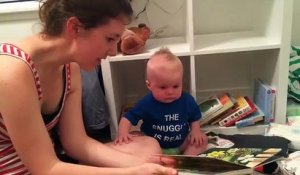 Ce bébé fond en larmes dès qu'un livre se termine