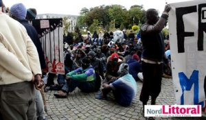 Calais:  les migrants manifestent devant la mairie
