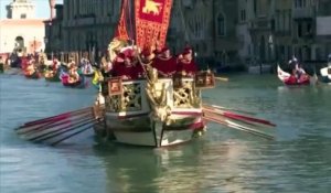 Des milliers de spectateurs assistent à la Régate historique de Venise