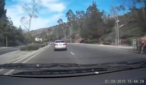 Une femme saute de sa voiture et provoque un accident
