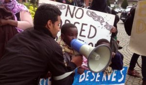 CALAIS - Près de 250 migrants manifestent en centre-ville