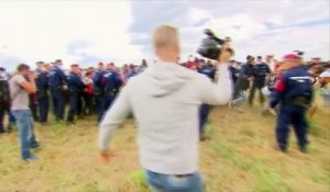 Une journaliste hongroise fait un croche-pied à des réfugiés fuyant la police