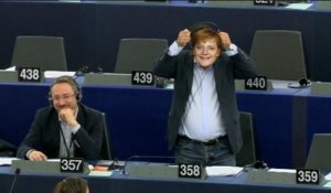 Le député européen Gianluca Buonanno interrompt le discours de Juncker avec un masque d'Angela Merkel