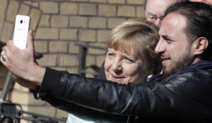 A Berlin, Angela Merkel fait des "selfies" avec les réfugiés