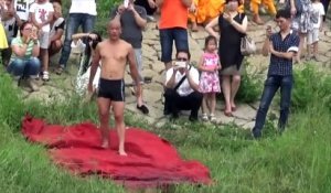Un moine Shaolin court 125 mètres sur l'eau