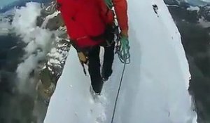 Suivez cet alpiniste sur la crête d'une montagne... Vertigineux!