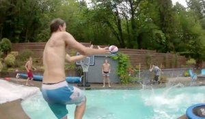 Synchronisation parfaite dans une piscine avec un ballon !