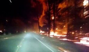 Il roule à travers les incendies en Californie