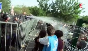Frontière serbo-hongroise : des migrants essayent de passer en force