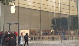 Un fan d'Apple déjà installé devant le nouveau magasin de Bruxelles