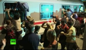 Chaos en Croatie: des réfugiés grimpent dans un train à destination de l’Europe par les fenêtres