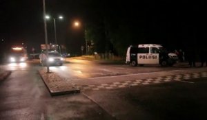 Des demandeurs d'asile arrivent sous les fumigènes en Finlande