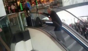 2 vieux essaient de monter un escalator dans le mauvais sens pour des burgers gratuits... FAIL