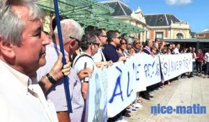 Manifestation des "naugragés du TER" à la gare de Nice
