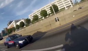 Des flics demandent à un motard de faire un wheelie et essaient de l’arrêter... WTF??