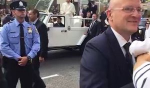 Le Pape embrasse un bébé Pape