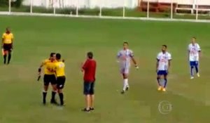 Un arbitre brésilien sort un pistolet en plein match