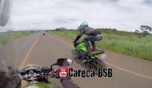 Un motard se prend sa moto sur le dos : très grosse gamelle