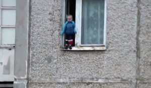Il Filme un Enfant qui Joue à la Fenêtre du 8ème étage.