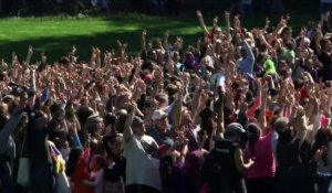 2000 personnes forment un signe de la paix géant à New York