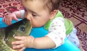Un bébé amoureux d'une carpe... Gros bisous!