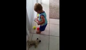 Un enfant déterminé range des balles de tennis