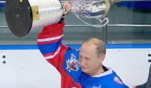 Poutine fête son 63e anniversaire en jouant (encore) au hockey