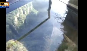 Un pont en verre à 180m du sol s'est fissuré sous les pieds des touristes