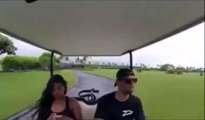 Une fille se fait éjecter d'une voiturette de golf! Grosse chute...